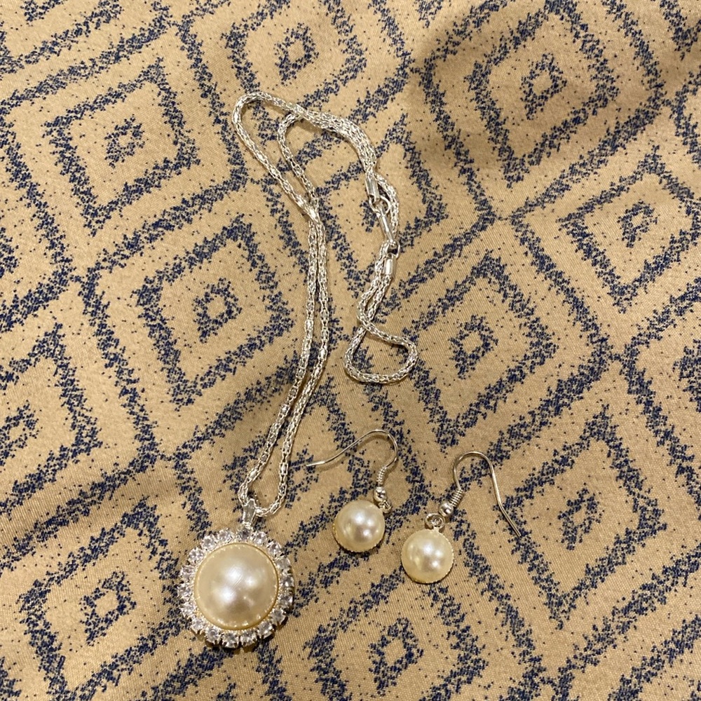 New without tags. Silver tone necklace and earring set